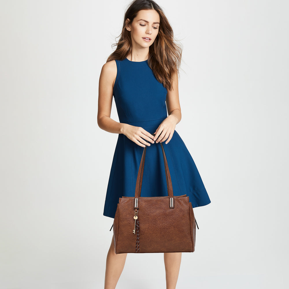 MULTI COMPARTMENT TOTE WITH HANGOFF 24006
